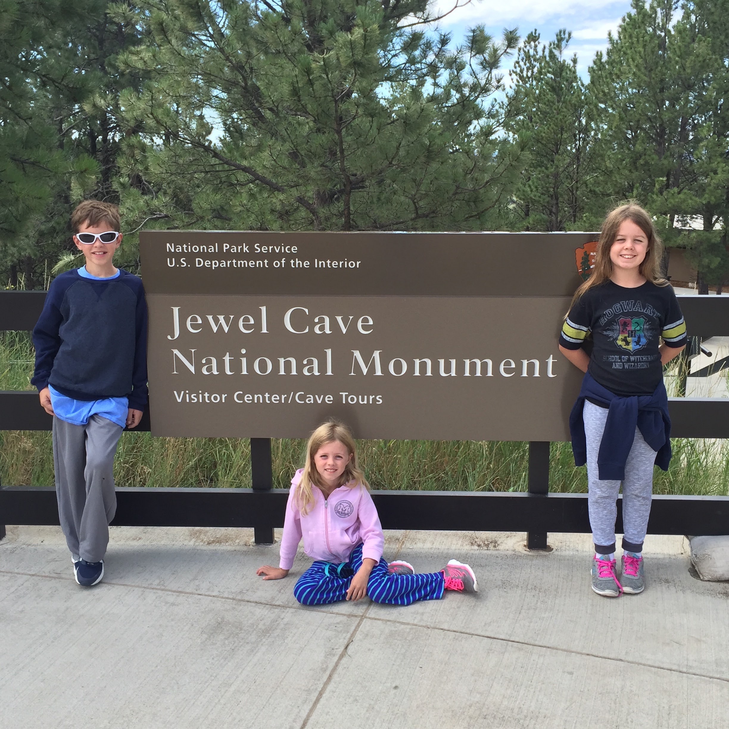 kids at jewel cave national monument sign